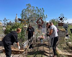 «Наследники Победы» приняли участие в акции по уборке территории Старого кладбища