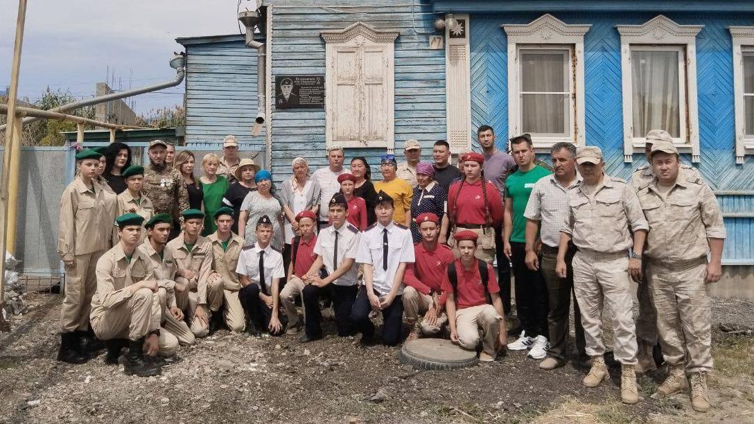 «Наследники Победы» приняли участие в церемонии открытия мемориальной доски в честь героя СВО