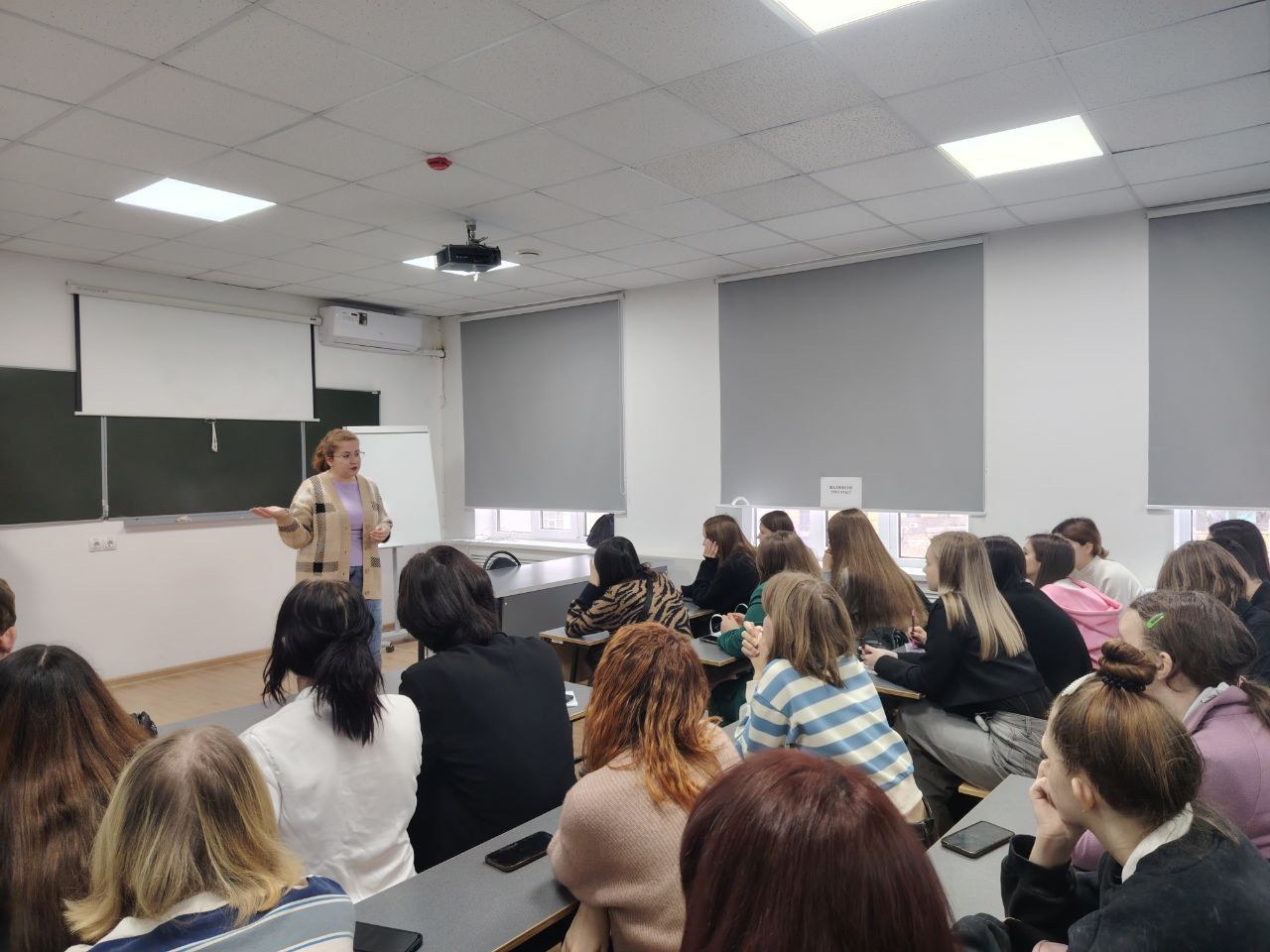 Профилактическая беседа психолога со студентами АГПК об опасности в Интернете