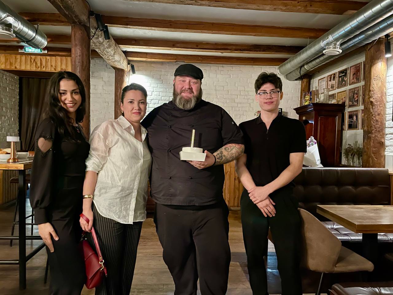 Студенты колледжа и амбассадоры «Профессионалитета» поздравили с днем рождения шеф-повара бара "Котики" – Владимира Аксёнова!