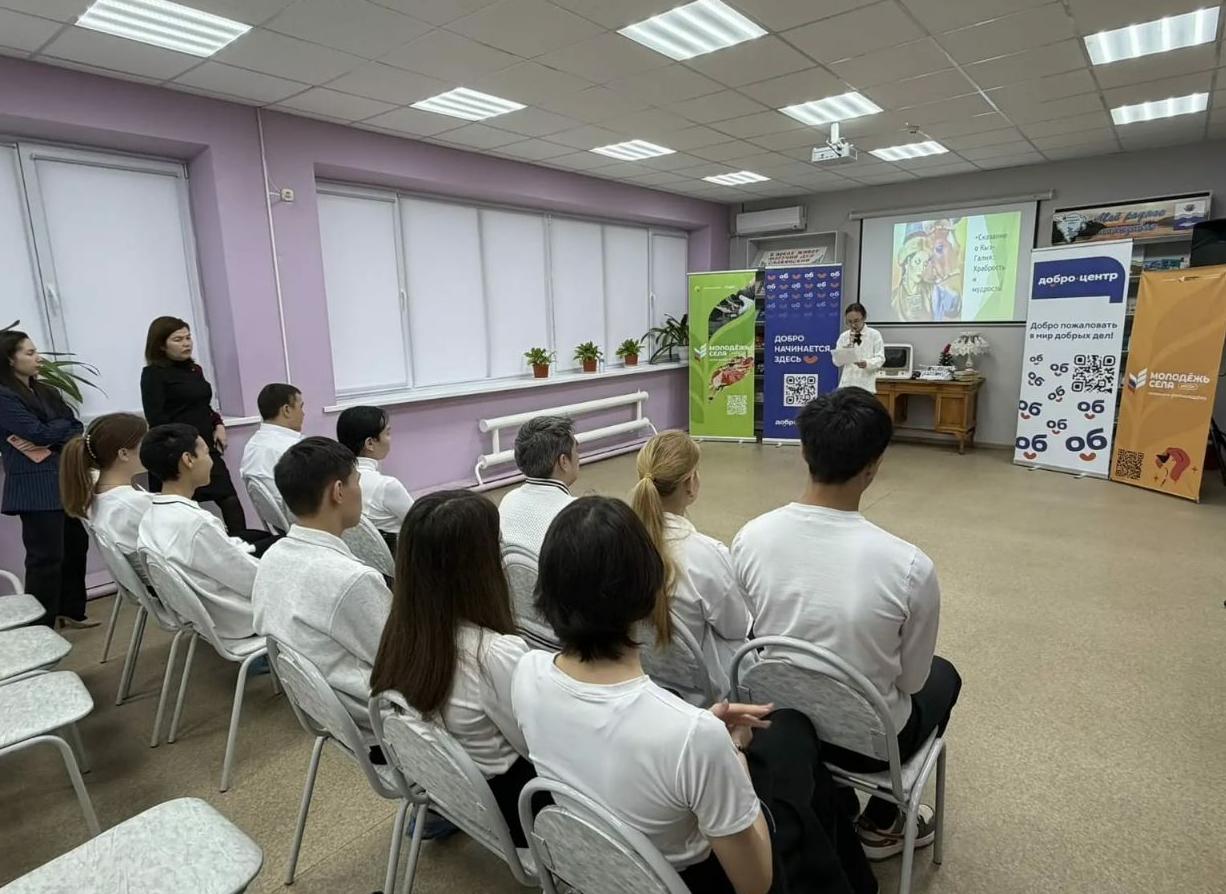 Студенты Володарского филиала АГПК открыли Год единства народов России в Центральной библиотеке