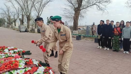 «Наследники Победы» провели субботник на Старом кладбище и почтили память солдат, погибших во время Великой Отечественной войны