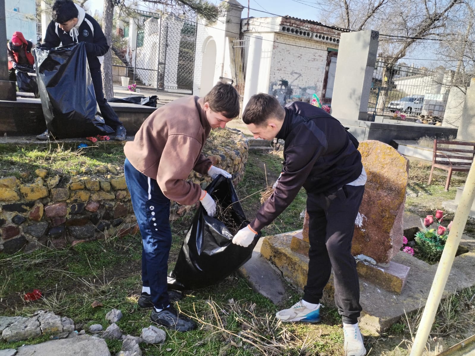 Студенты механического отделения на субботнике «Очистим историческую память от мусора!»