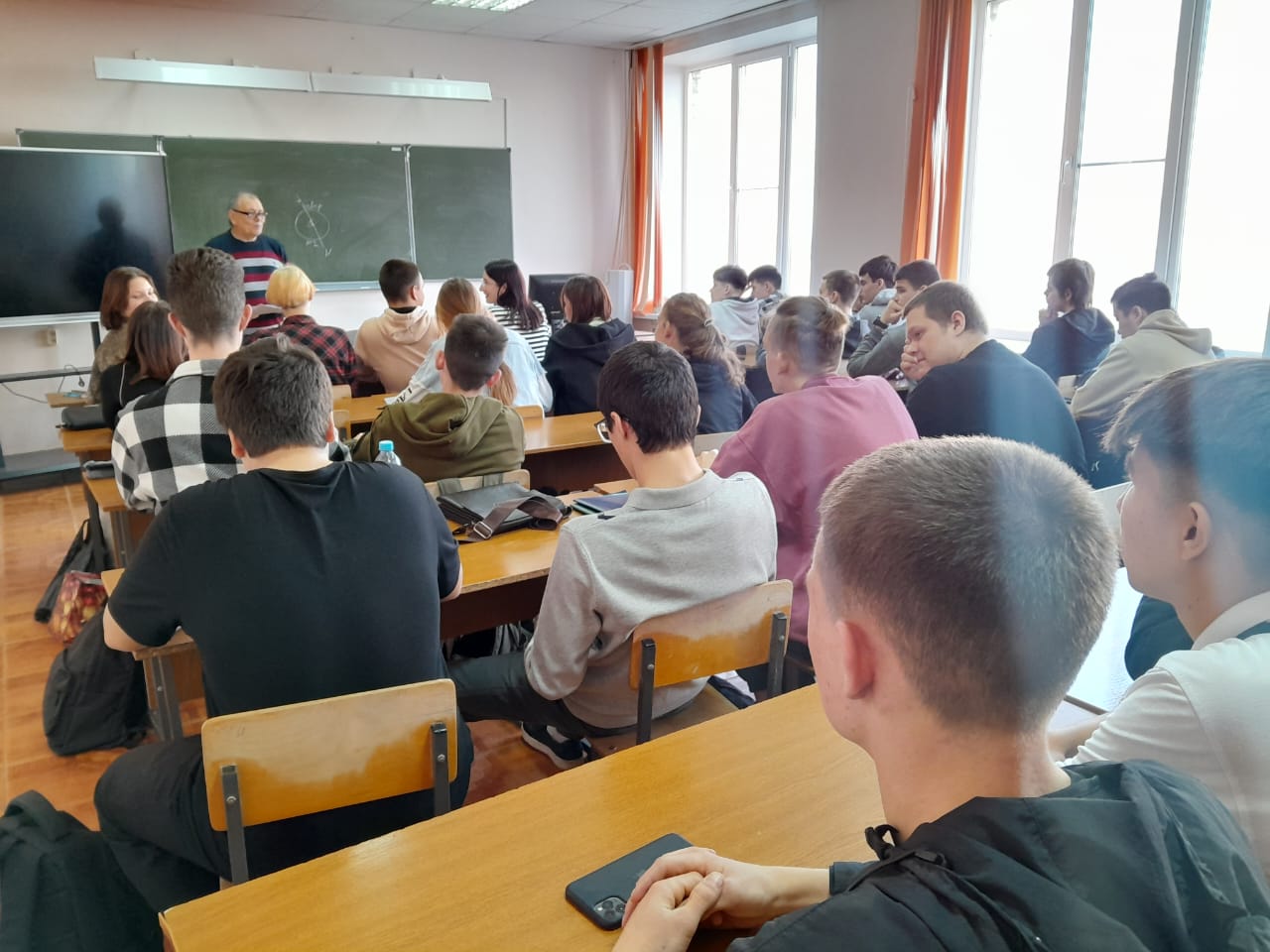 Жизнь в приоритете: в АГПК прошла серия встреч о профилактике суицида