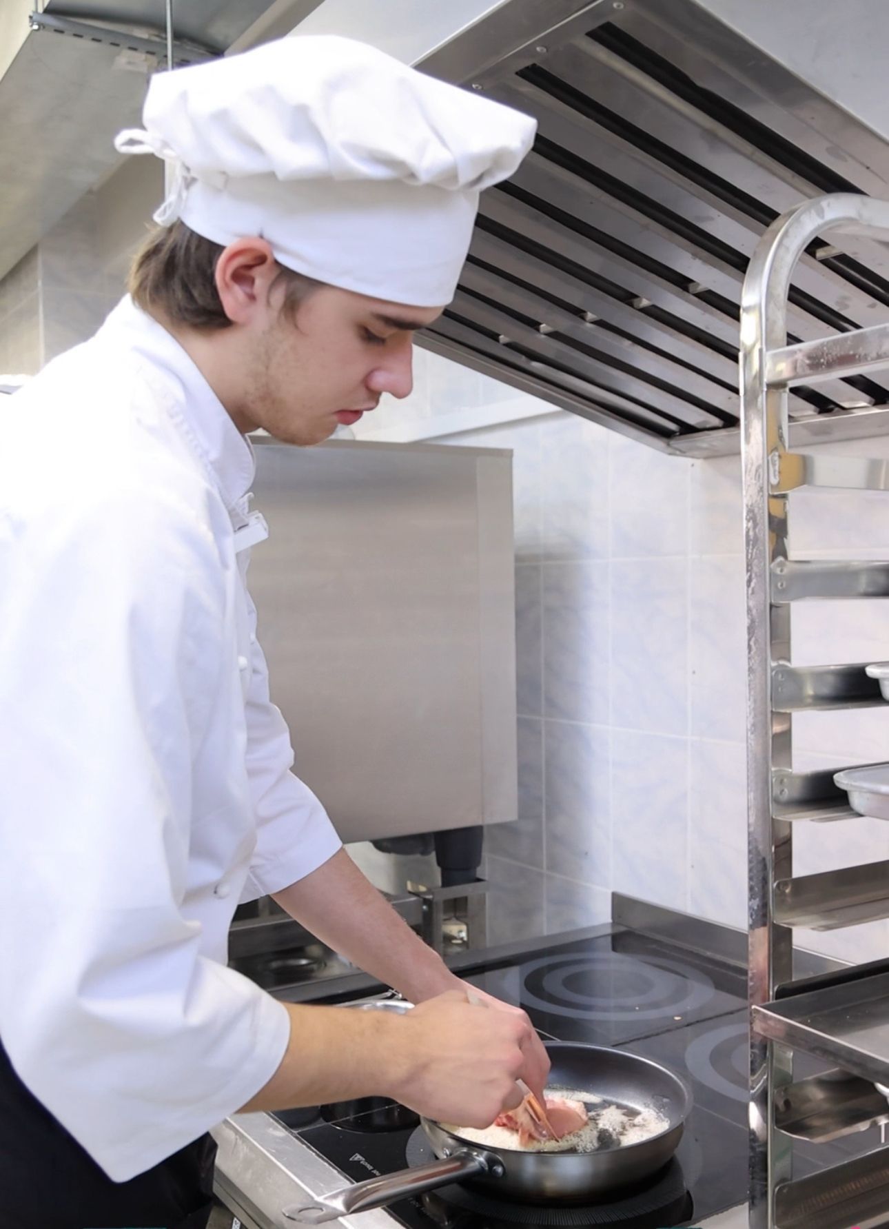 Готовим новогоднее блюдо со студентами образовательного кластера «Туризм и сфера услуг» 