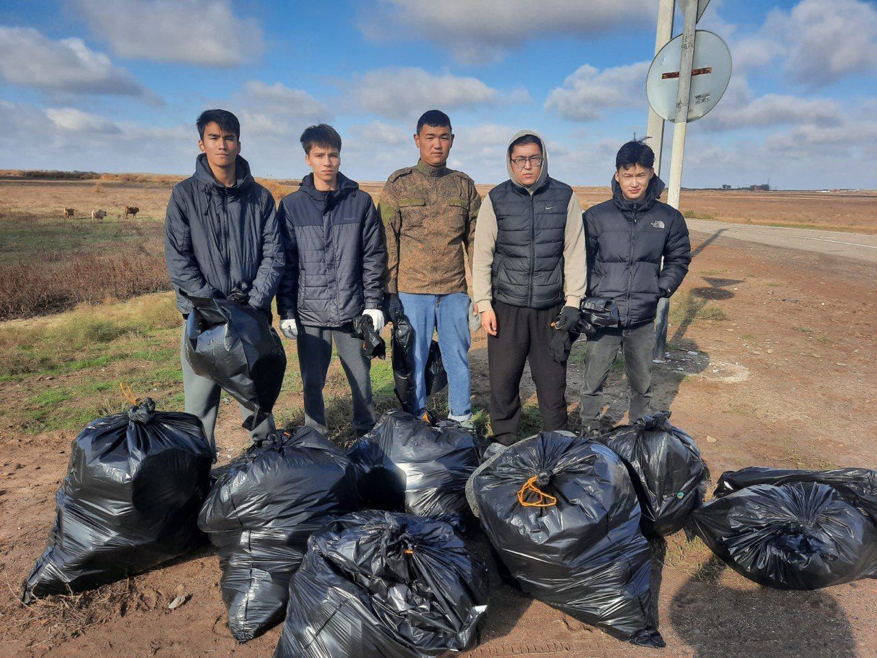 Студенты Володарского филиала АГПК внесли вклад в благоустройство поселка