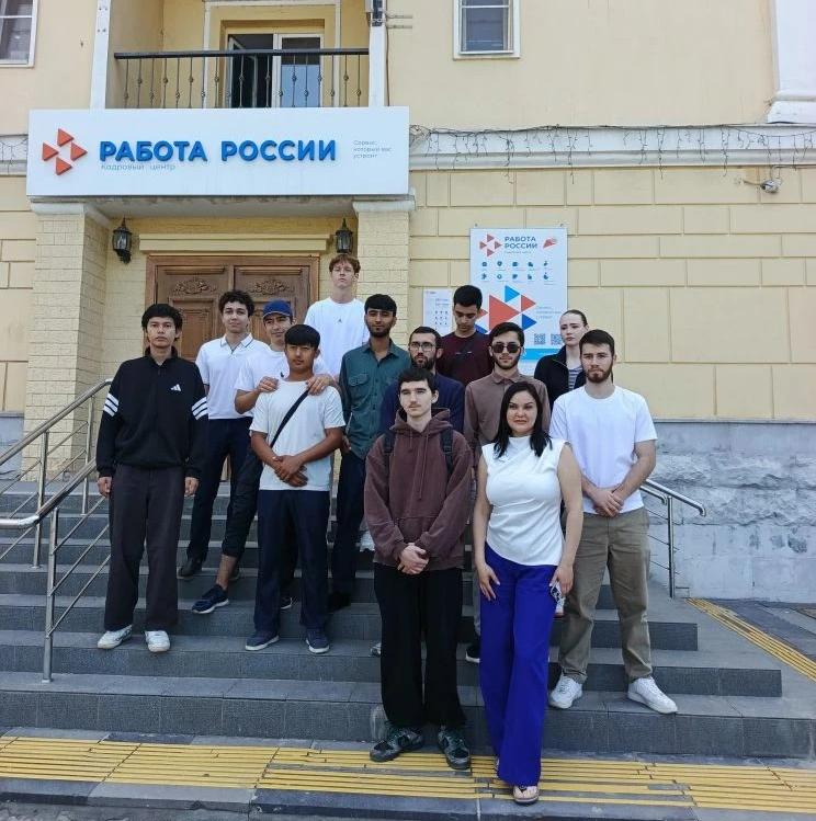 Иностранные студенты АГПК познакомились с возможностями трудоустройства в рамках Дня защиты от безработицы