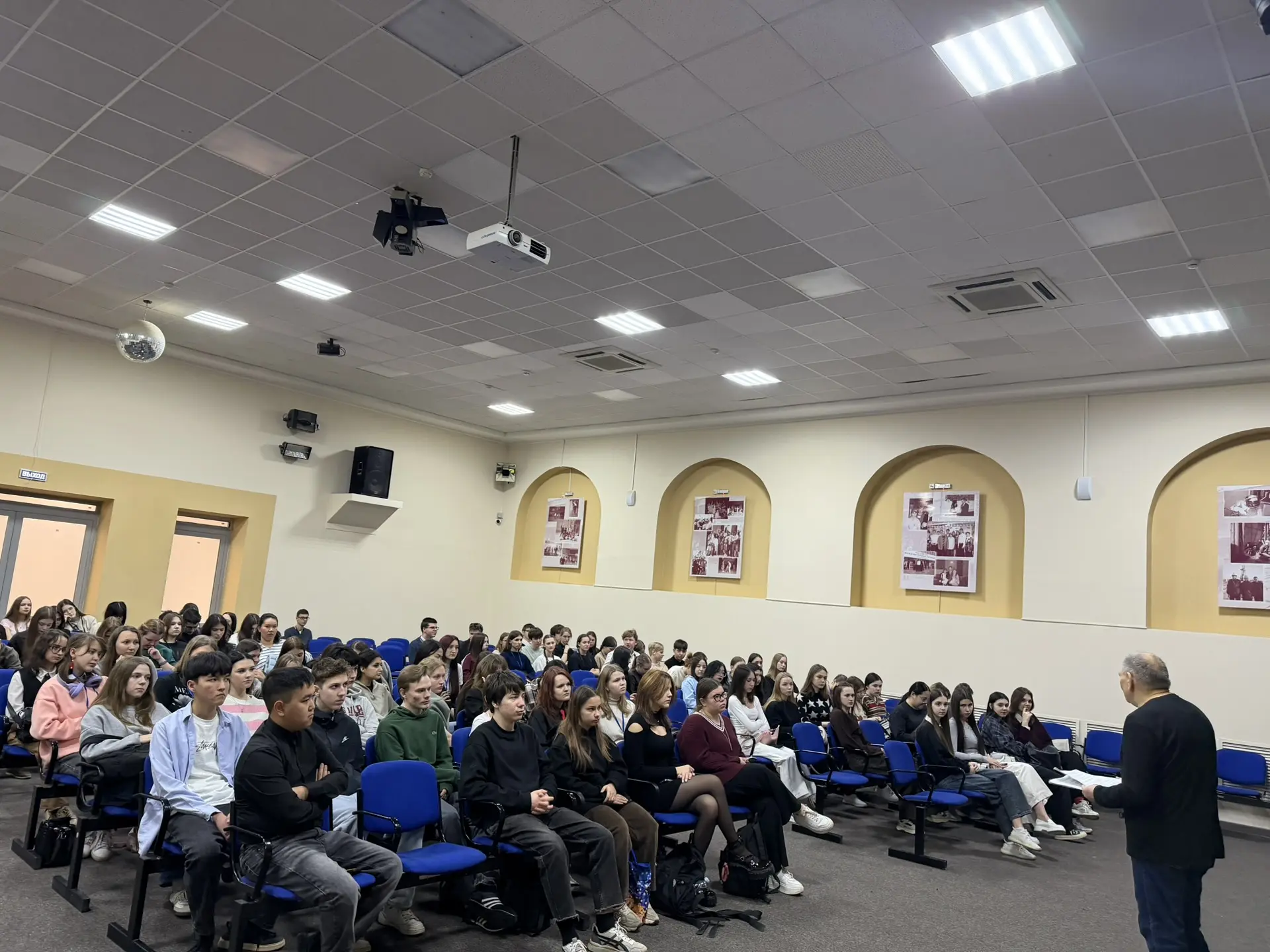 Педагог-психолог провёл лекцию о буллинге для студентов СТИД