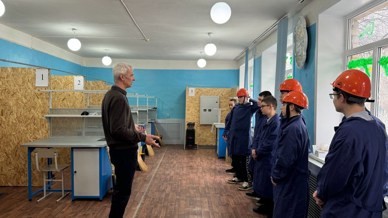 Экскурсия в лабораторию электромонтажа для школьников Лиманского района