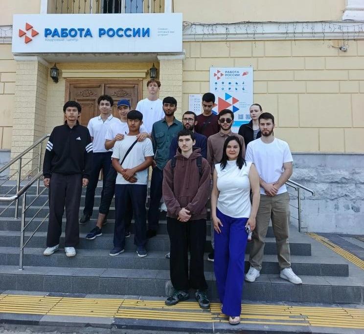Иностранные студенты АГПК познакомились с возможностями трудоустройства в рамках Дня защиты от безработицы