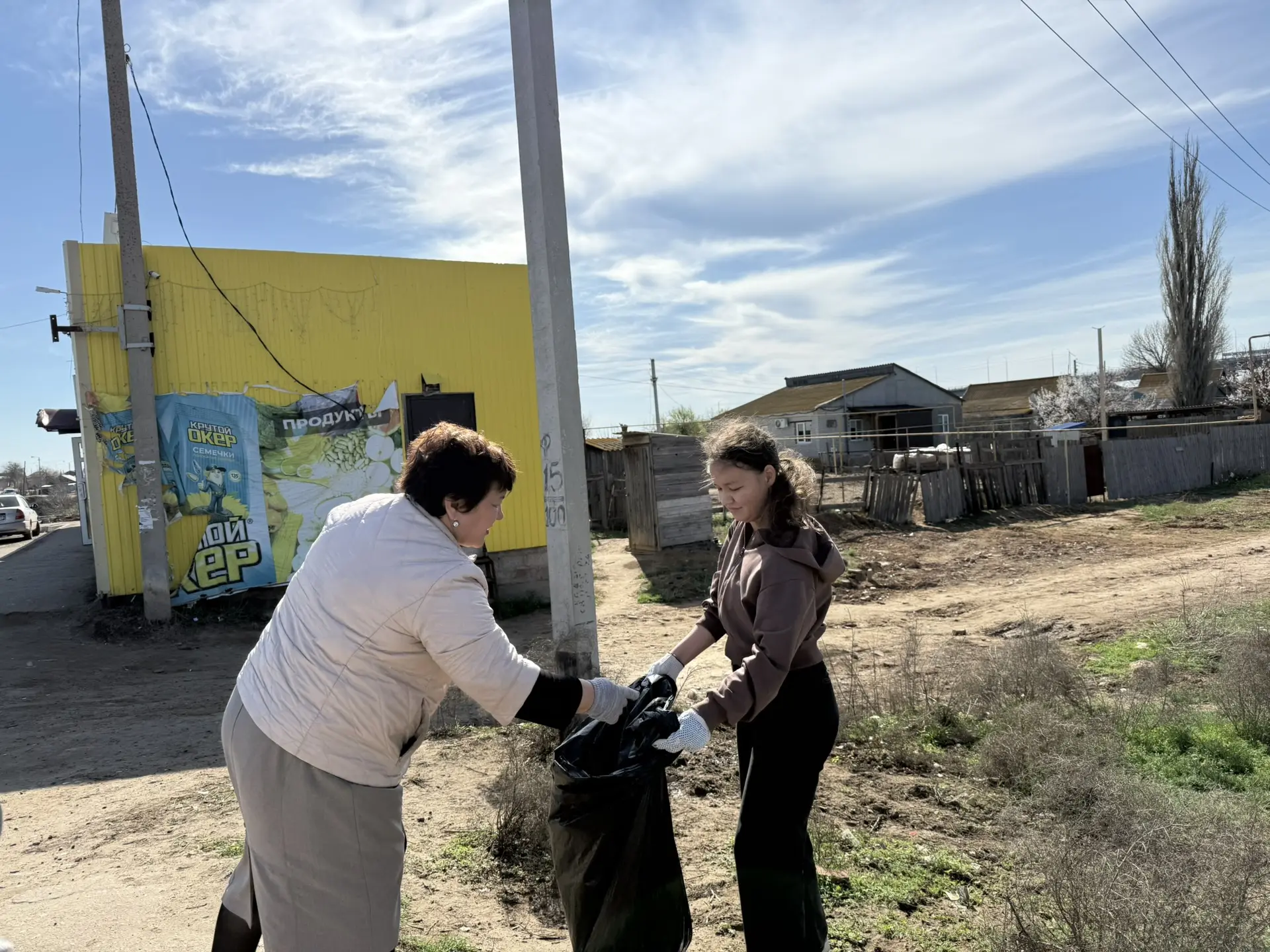 Студенты Володарского филиала АГПК приняли участие в субботнике по очистке территории поселка Володарский