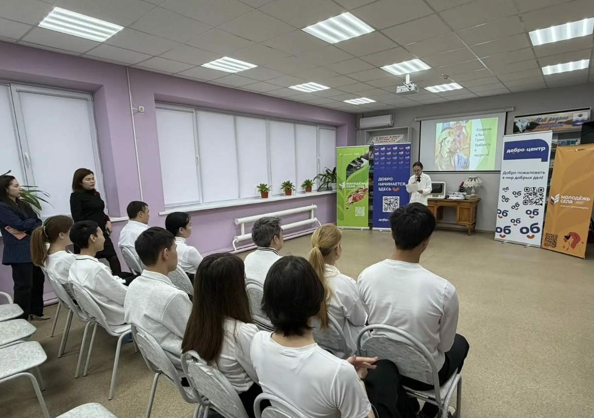 Студенты Володарского филиала АГПК открыли Год единства народов России в Центральной библиотеке