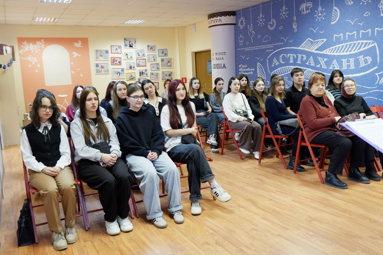 Поэзия и песни военных лет прозвучали для студентов АГПК на тематической встрече в библиотеке Крупской