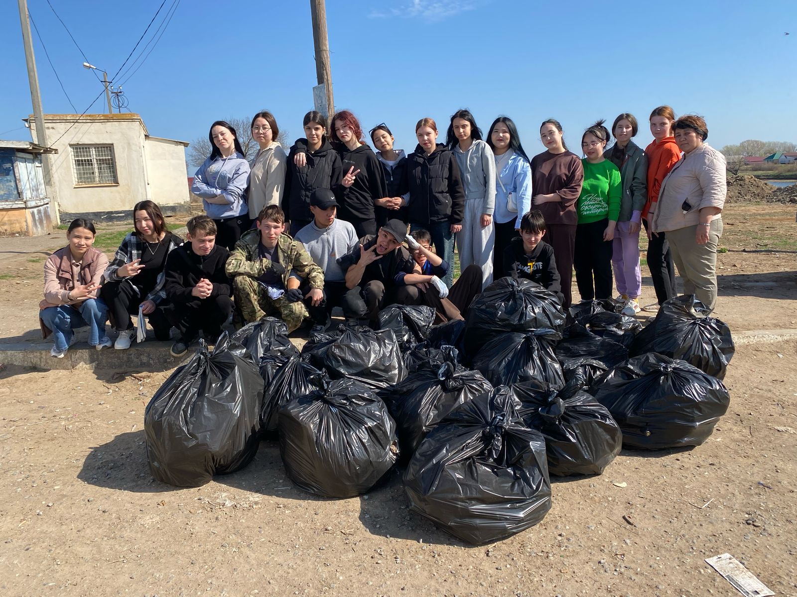 Студенты Володарского филиала АГПК приняли участие в районном субботнике