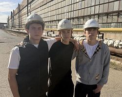 Будущие сварщики АГПК познакомились с работой судостроительного предприятия