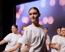 В АГПК первокурсникам вручили студенческие билеты