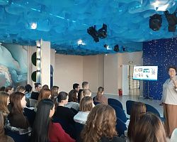 Студенты АГПК обсудили методы распознавания исторических фейков и достижения России XXI века