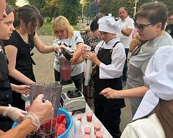 Студенты Лиманского филиала АГПК угостили гостей на Дне арбуза арбузными коктейлями