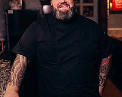 Студенты колледжа и амбассадоры «Профессионалитета» поздравили с днем рождения шеф-повара бара "Котики" – Владимира Аксёнова!