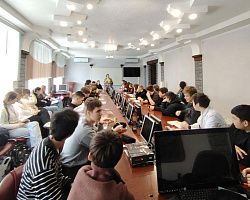 Профилактическая беседа психолога со студентами АГПК об опасности в Интернете