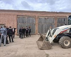 Экскурсия студентов Лиманского филиала АГПК «Астраханмелиоводхоз» и вручение георгиевских ленточек