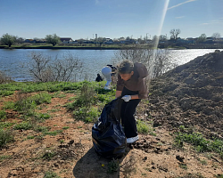 Студенты Володарского филиала АГПК приняли участие в субботнике по очистке территории поселка Володарский