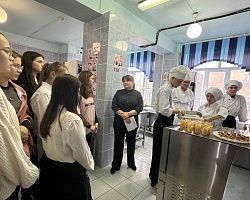 Экскурсия по Лиманскому филиалу АГПК для подопечных центра «Дружба» 