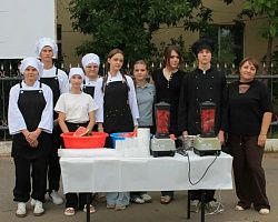 Студенты Лиманского филиала АГПК угостили гостей на Дне арбуза арбузными коктейлями