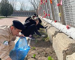 «Наследники Победы» провели субботник на Старом кладбище и почтили память солдат, погибших во время Великой Отечественной войны