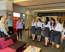 Будущие выпускники побывали на экскурсии в отеле «Азимут» 