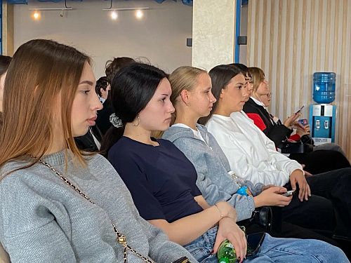 Как справляться со стрессом и избежать выгорания: студенты АГПК посетили лекцию психолога