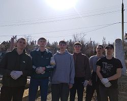 Студенты механического отделения на субботнике «Очистим историческую память от мусора!»