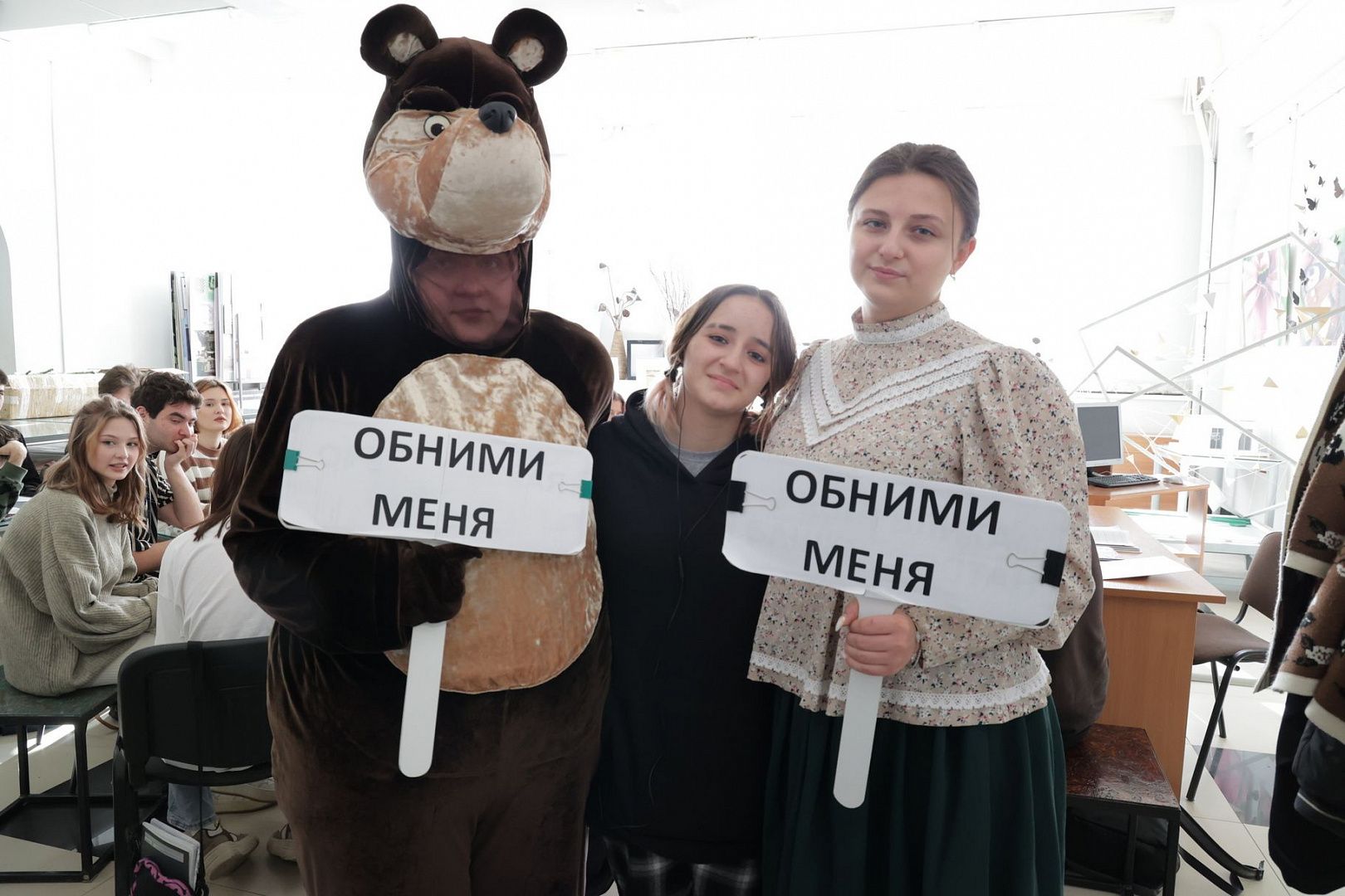 Акция объятия первых движение первых. Мы в движении рддм. Табличка обними меня. 21 января день объятий. Обними меня акция ко дню объятий.