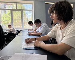 Студенты механического отделения приняли участие в патриотической акции «Фронтовой треугольник‑2026»