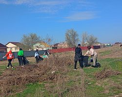 Студенты Володарского филиала АГПК приняли участие в районном субботнике