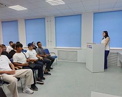 Иностранные студенты АГПК познакомились с возможностями трудоустройства в рамках Дня защиты от безработицы